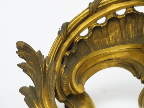 Paire de feux de cheminée de style rocaille en bronze doré, à décor de