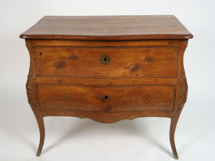 Commode Louis XV en merisier mouluré et sculpté, à décor de feuillage,