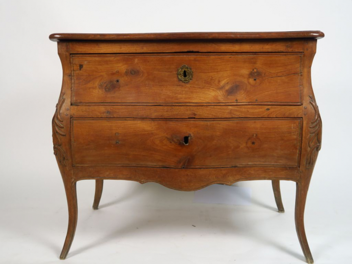 Commode Louis XV en merisier mouluré et sculpté, à décor de feuillage,