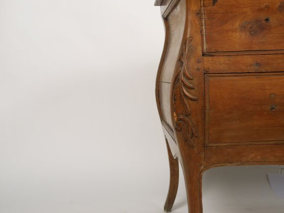 Commode Louis XV en merisier mouluré et sculpté, à décor de feuillage,