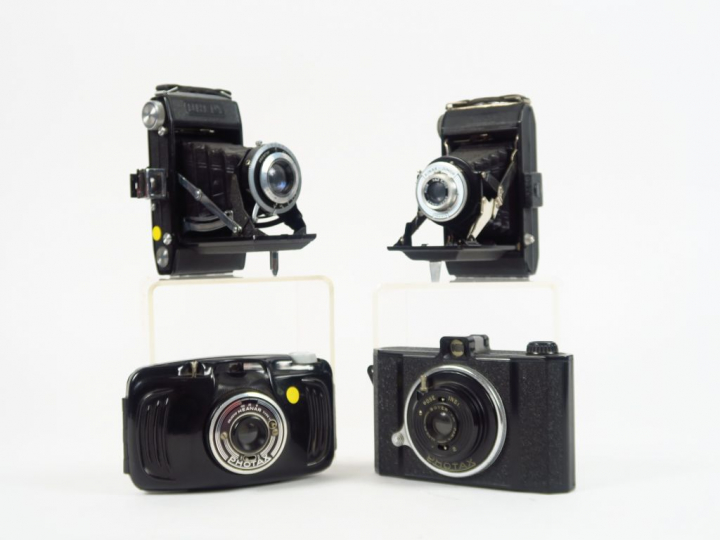 Quatre appareils :   - Photax  - Photax  - Folding Kinax Junior 6x9  -