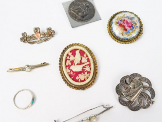 Vente aux enchères Lot de bijoux fantaisie comprenant 6 broches, une petite bague en arge
