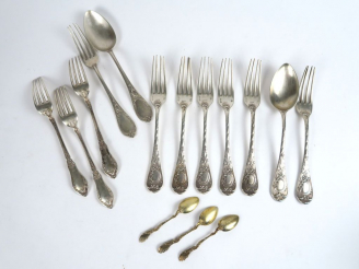 Vente aux enchères Différentes séries de couverts incomplets en argent espagnol. On y joi