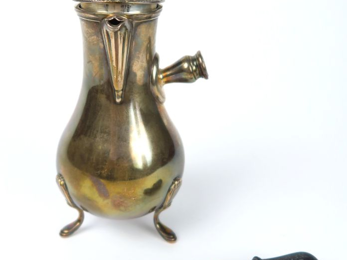 Petite verseuse tripode en argent, poinçon Minerve. Manche latéral en 