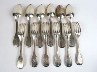 Vente aux enchères 6 couverts en argent, poinçon Minerve, modèle au filet, chiffrés. Poid
