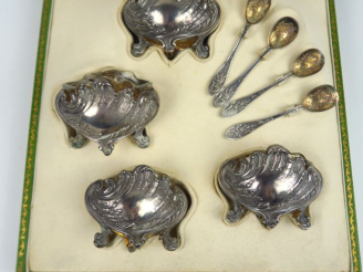 Vente aux enchères Suite de quatre salerons de style Rocaille en argent, poinçon Minerve,