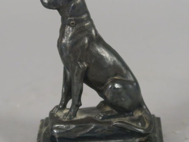 G. GARDET "Chien assis" Sujet en régule à patine brune. Signé. H. 11 c