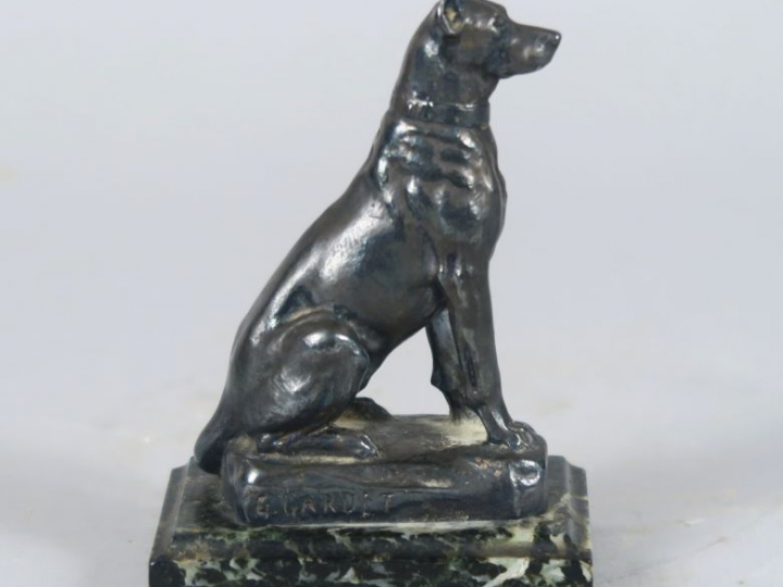 G. GARDET "Chien assis" Sujet en régule à patine brune. Signé. H. 11 c