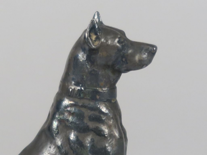 G. GARDET "Chien assis" Sujet en régule à patine brune. Signé. H. 11 c