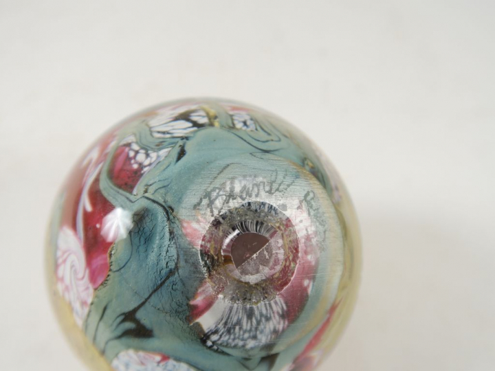 Raymond BRANLÉ.  Boule sulfure en verre soufflé, à décor intercalaire 