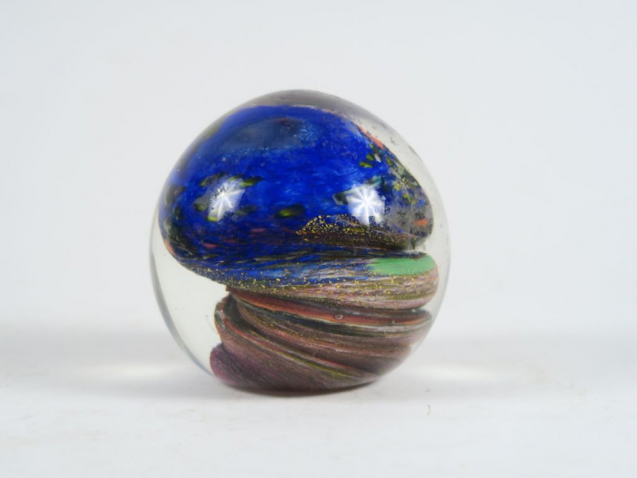Jean-Claude NOVARO.  Boule sulfure en verre soufflé. Signée et datée 8