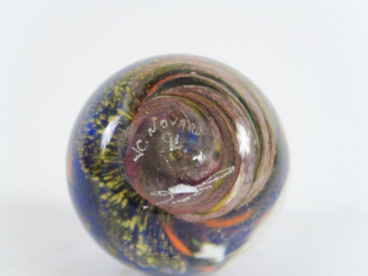Jean-Claude NOVARO.  Boule sulfure en verre soufflé. Signée et datée 8