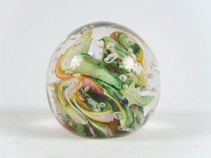 Michèle LUZORO.  Boule sulfure "mousse" en verre soufflé.  Signée sous