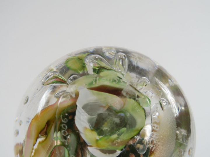 Michèle LUZORO.  Boule sulfure "mousse" en verre soufflé.  Signée sous