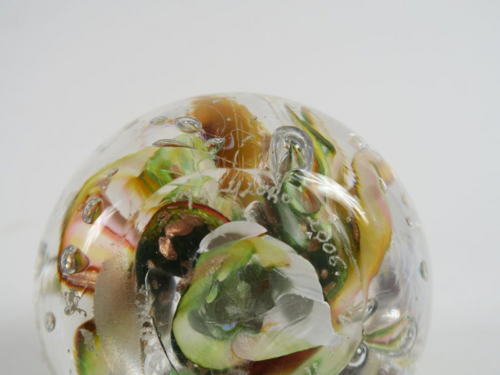 Michèle LUZORO.  Boule sulfure "mousse" en verre soufflé.  Signée sous