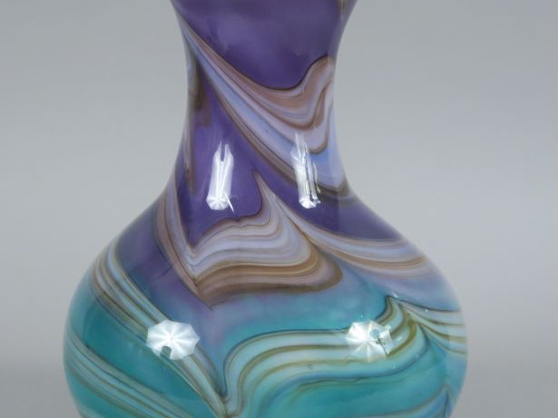 Marcel SABA.  Grand vase en verre soufflé à col évasé. Signé. H. 29,5 