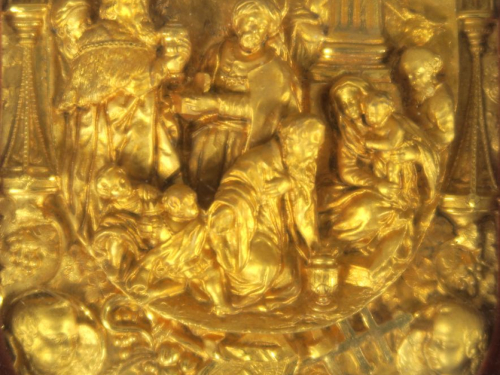 Paire d'encadrement Napoléon III en laiton repoussé et doré "La Descen