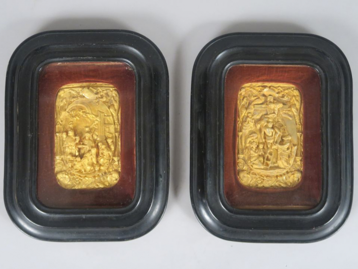 Paire d'encadrement Napoléon III en laiton repoussé et doré "La Descen