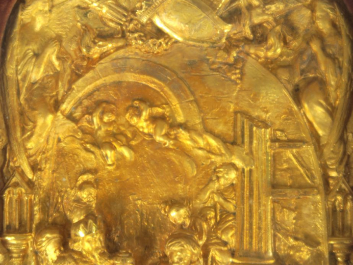 Paire d'encadrement Napoléon III en laiton repoussé et doré "La Descen