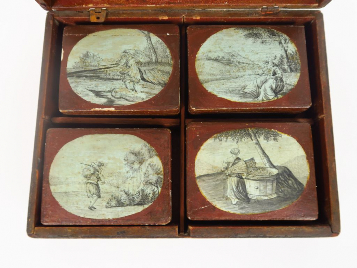 Boite à jeux XVIIIe en bois à décor dans des réserves de personnages e