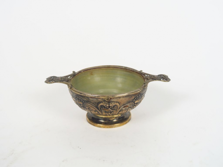 Coupelle de style Louis XIV en jade (?) et argent, à décor de masques 