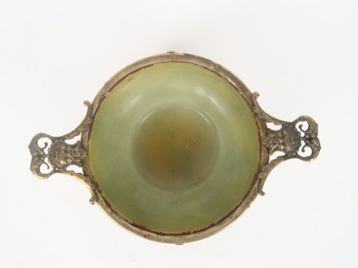 Coupelle de style Louis XIV en jade (?) et argent, à décor de masques 