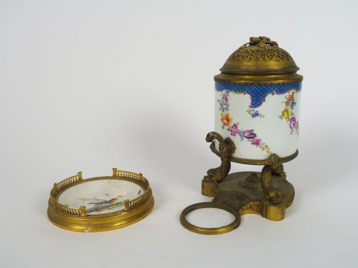BOINTABURET. Coupelle de style Louis XVI en bronze et porcelaine, à dé