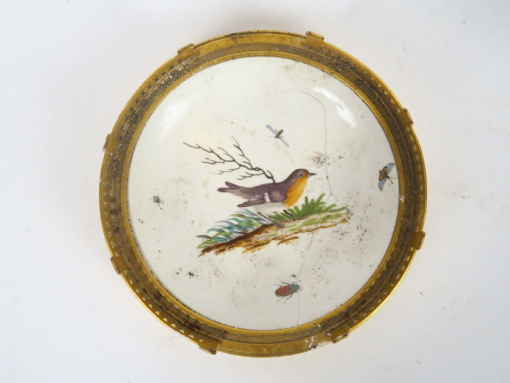 BOINTABURET. Coupelle de style Louis XVI en bronze et porcelaine, à dé