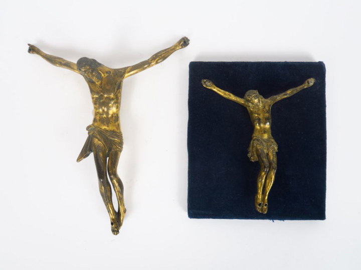 Deux sujets fin XVIIème/début XVIIIème en bronze "Christ". H. 13 et 20