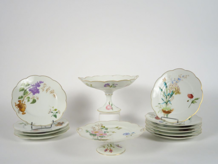 Partie de service à dessert en porcelaine de Paris à décor de fleurs p