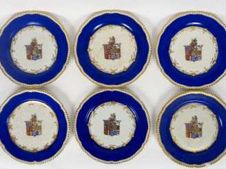 Vente aux enchères Six assiettes en porcelaine, à décor polychrome de rinceaux et d'armoi