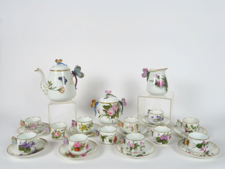 Vente aux enchères Partie de service à thé Napoléon III en porcelaine à décor polychrome 
