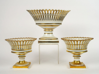 Vente aux enchères Garniture de table Restauration en porcelaine ajourée blanche et dorée