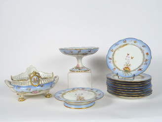 Vente aux enchères Partie de service à dessert en porcelaine de Paris à décor polychrome 