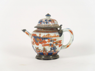 Vente aux enchères Théière et un pot couvert en porcelaine d’Imari, monture argent (mauva