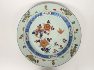 Vente aux enchères Grand plat fin XVIIIème - début XIXème en porcelaine polychrome d’Imar