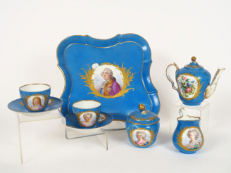 Vente aux enchères 	Service tête à tête de style Louis XVI en porcelaine de Sèvres, à déc