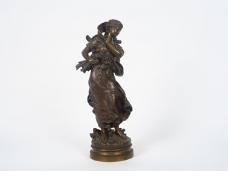 Vente aux enchères H. MOREAU. "Jeune fermière". Sculpture en bronze à patine médaille. Si