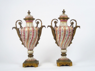 Vente aux enchères Paire de vases couverts Napoléon III en porcelaine sur fond blanc et r
