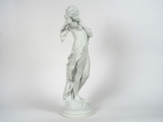 Vente aux enchères A. MOREAU. "Jeune fille nue à l'oiseau". Sculpture en biscuit. Signée.