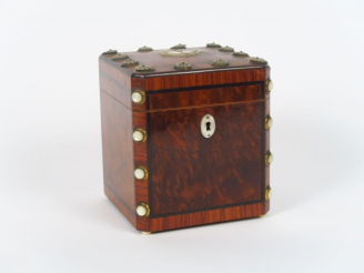 Vente aux enchères Boite à thé Restauration en marqueterie de bois de rose et loupe de th