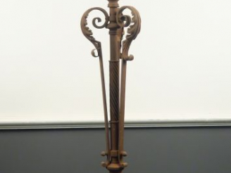 Vente aux enchères Grande lanterne 1900 de style Henri II en fer forgé et verre polychrom