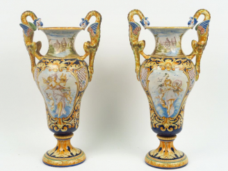 Vente aux enchères Paire de grands vases en faïence polychrome de Nevers à décor de nymph
