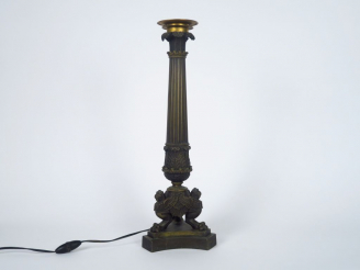 Vente aux enchères Candélabre Restauration en bronze à décor de griffons surmontés d'une 