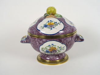 Vente aux enchères Grande soupière de style Louis XV en faïence, à décor de bouquet de fl