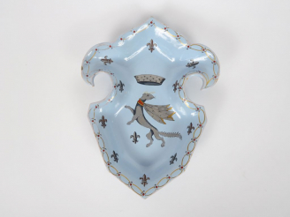 Vente aux enchères Emile GALLE. Coupe en faience polychrome en forme de fleurs de lys et 