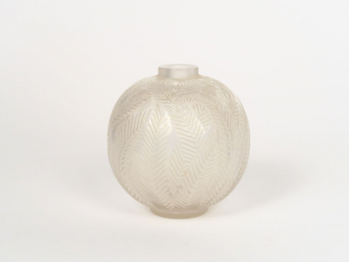 	R. LALIQUE. Vase boule, à décor de fougères. Signé.  H. : 12 cm