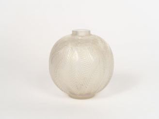 Vente aux enchères 	R. LALIQUE. Vase boule, à décor de fougères. Signé.  H. : 12 cm