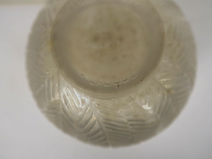 	R. LALIQUE. Vase boule, à décor de fougères. Signé.  H. : 12 cm