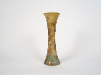 Vente aux enchères DAUM . Vase à col évasé à décor dégagé à l'acide de fleurs dorées sur 